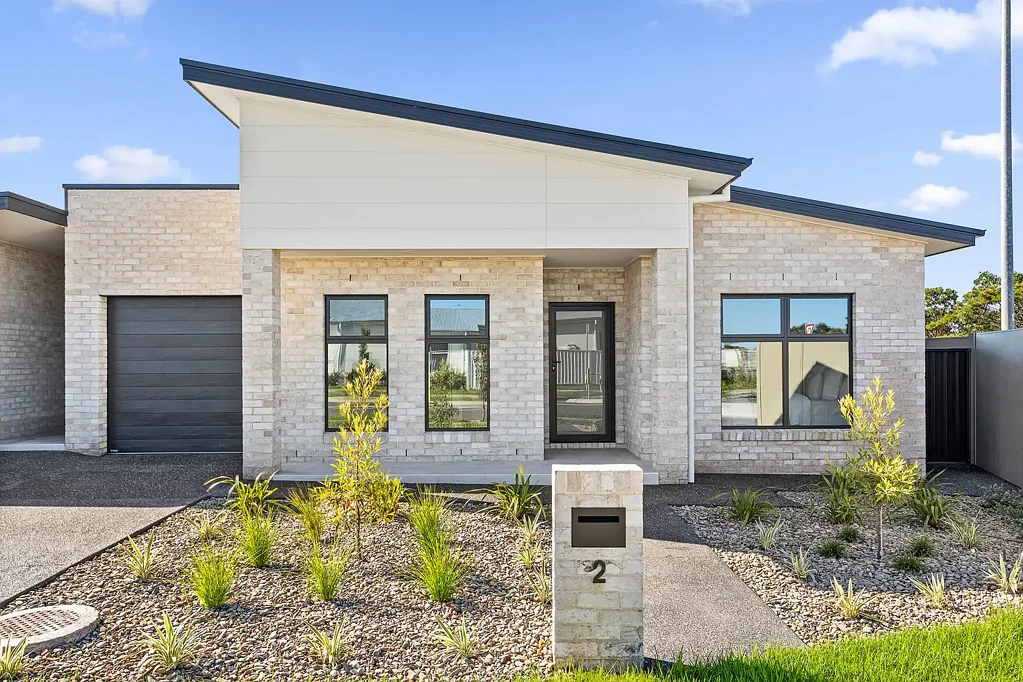 Brand New Stunning 3 Bedroom Single Level Unit.