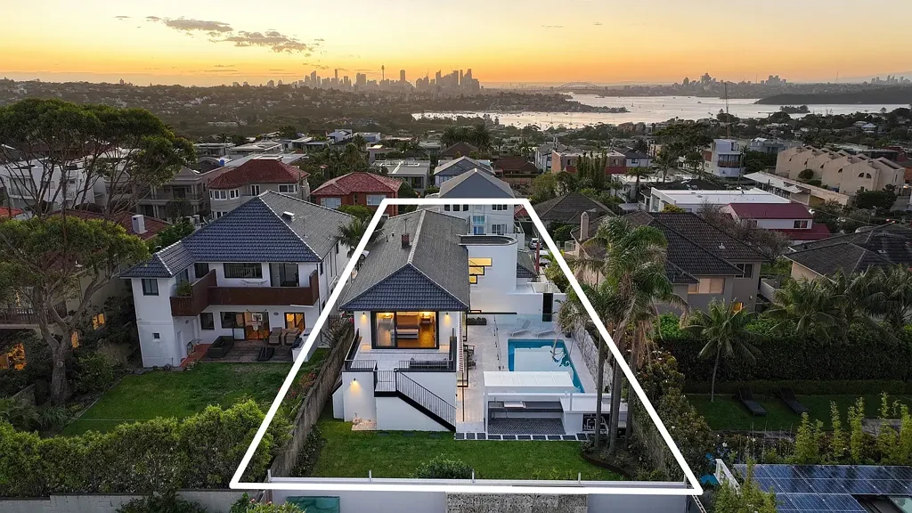 Dover Heights 5બેડરૂમ Superbly Renovated Coastal Masterpiece of Unsurpassed Splendour with Views, Level Garden, Sauna & Triple Lock Up Garage.