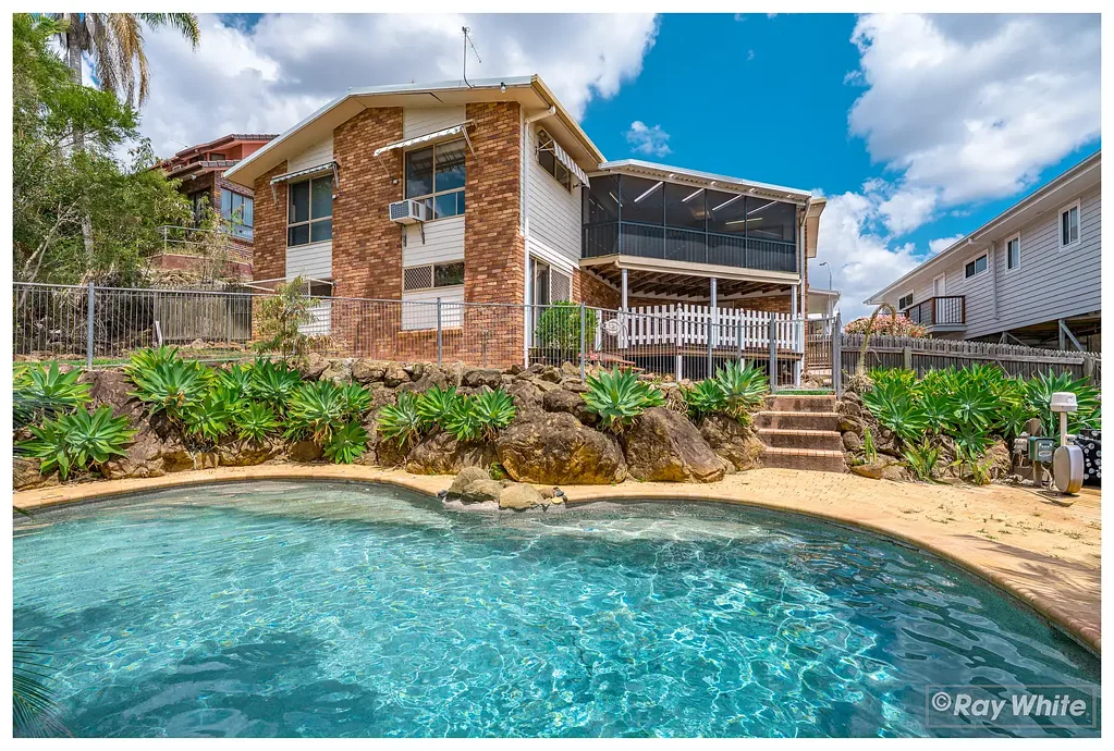 Frenchville 4房  Multi-Level Living with Pool, Dual Decks & Foothill Views