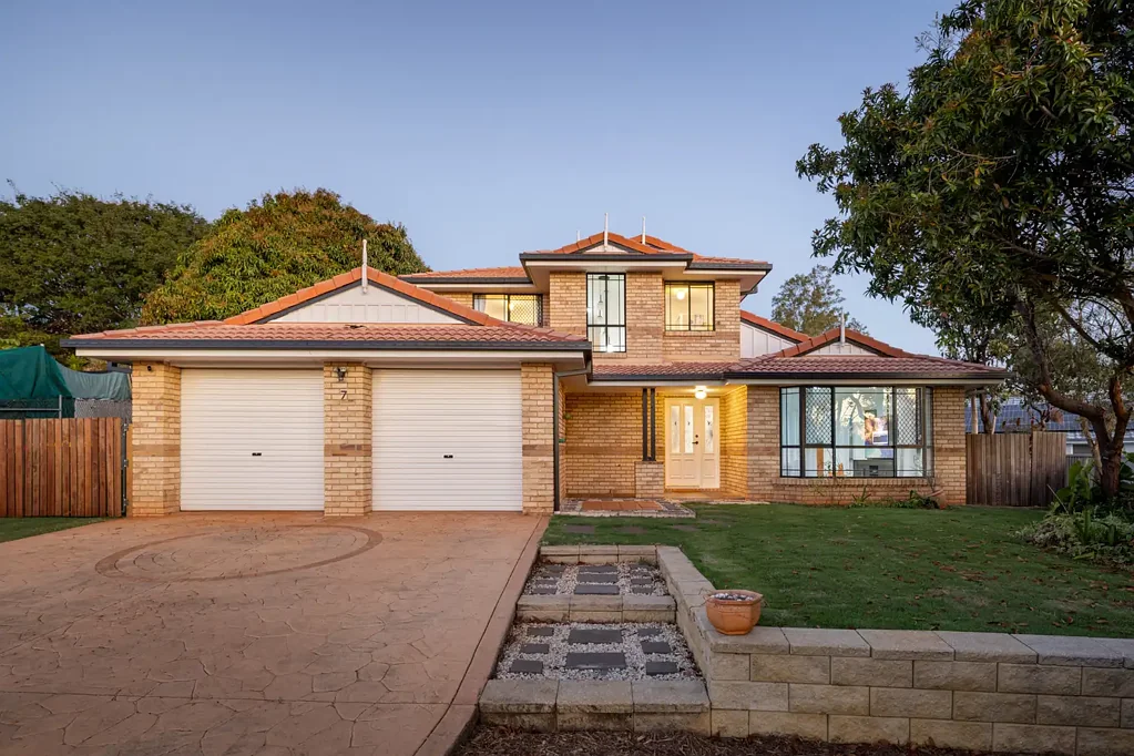 Wynnum 4બેડરૂમ Elevated Family Living with City Views