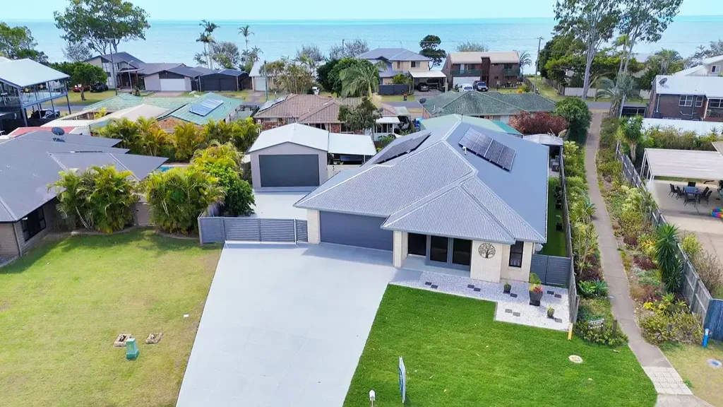 Toogoom 4房  Immaculate Quality-Built Home Just One Street From The Beach!
