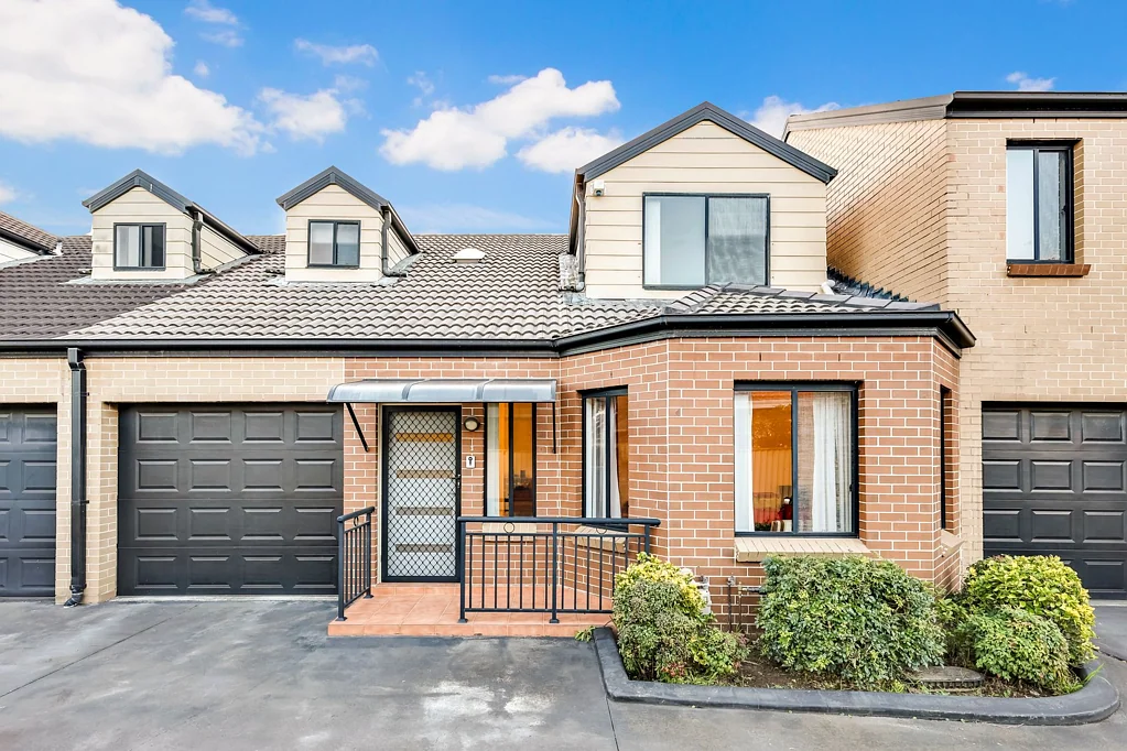 Bankstown 4房 气派非凡的联排别墅 Impressive Townhouse with Grand Proportions
