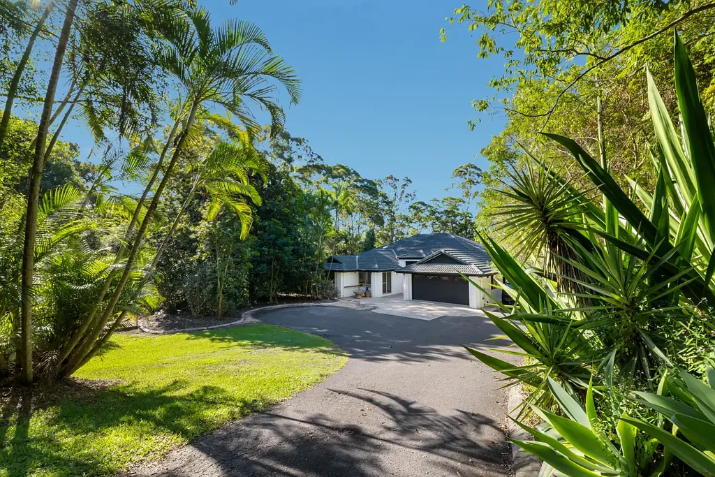 Mons 4 Bedroom Lush 3.5 acres; suitable for big kids and little kids