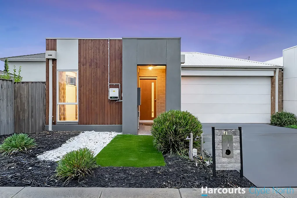 14 Saloon Circuit, Clyde North, VIC 3978