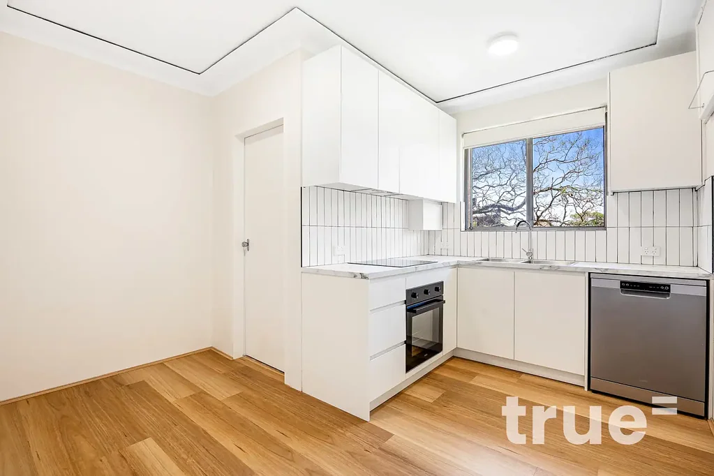 FRESHLY RENOVATED TOP FLOOR APARTMENT IN PRIME LOCATION