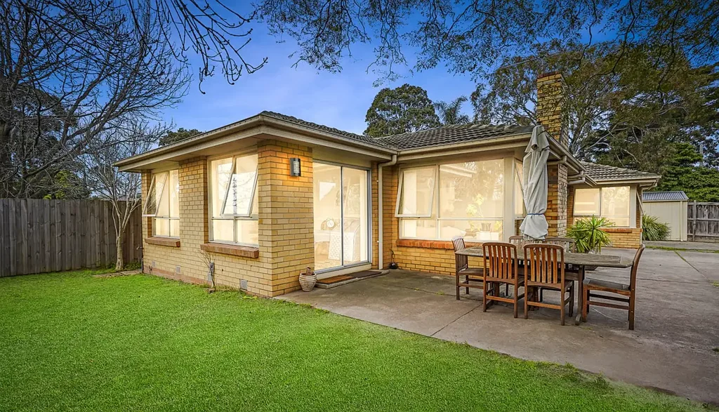 Dingley Village 3ห้องนอน The Brief:
Approved Plans & Permits on Prime Corner Site with Street Frontage