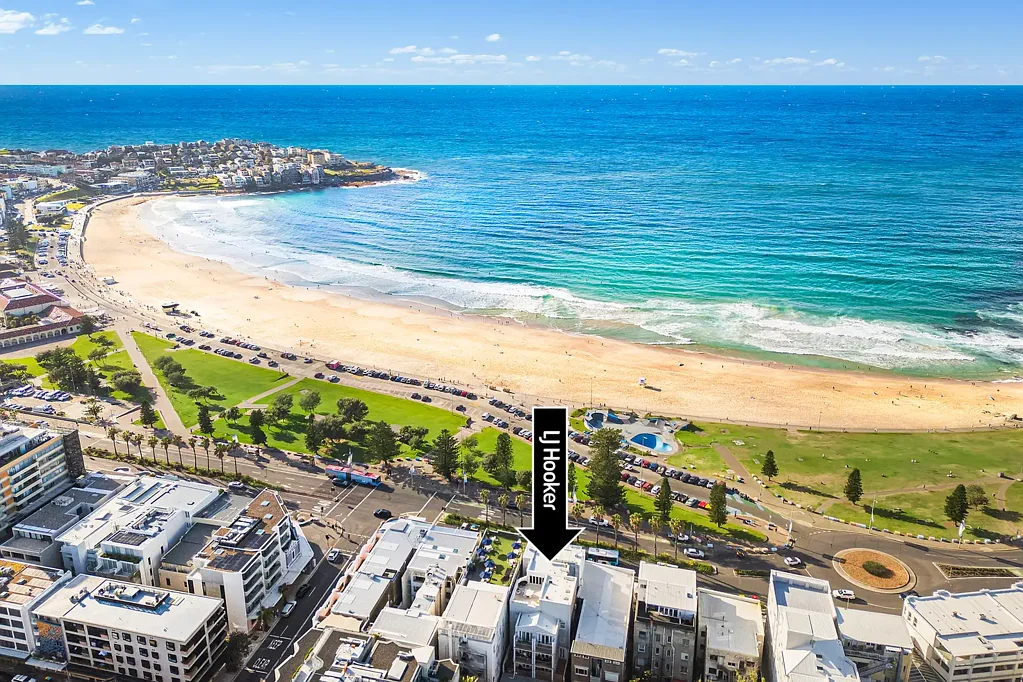 Bondi Beach 2房 Bondi海滨瑰宝 开放式生活区 高端木地板 翻新厨卫 步行商圈 终极投资物业 Unmatched Bondi Beach Lifestyle, Across the Road From the Sand.