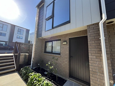 CORNER 3-BEDROOM IN CONVENIENT LOCATION + GROCERY VOUCHER!