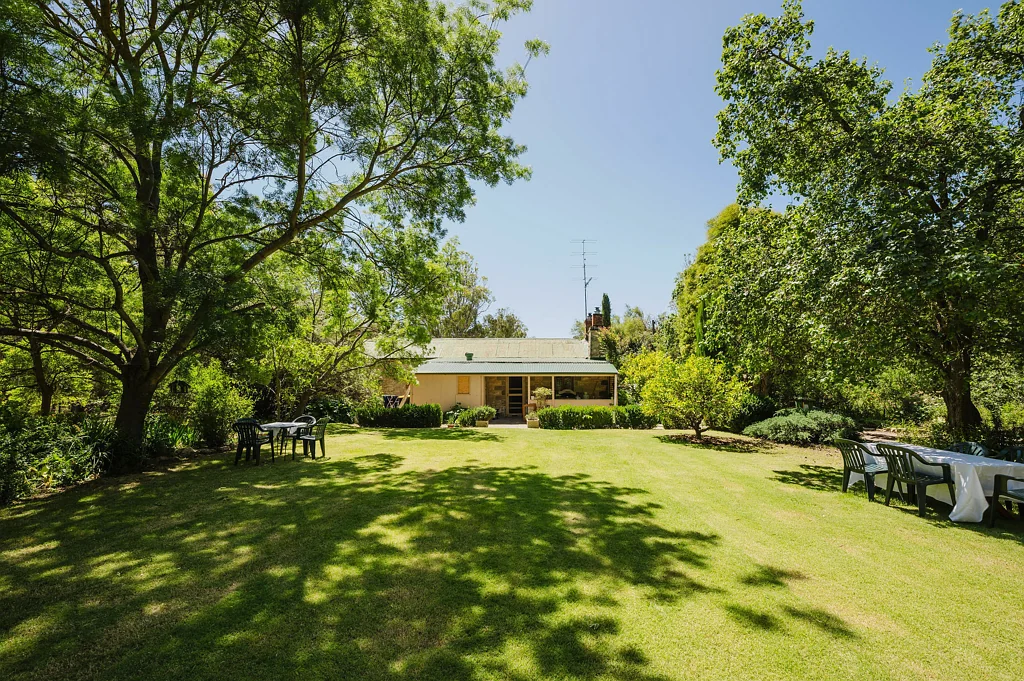 8 Young St, Auburn, SA 5451