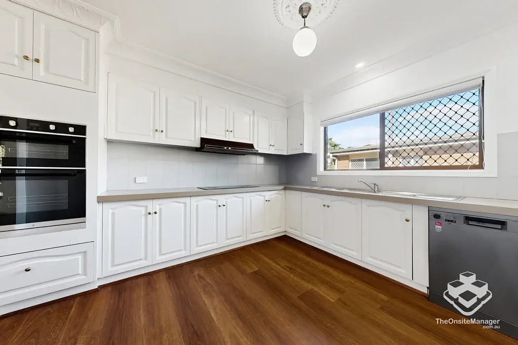 Spacious 5-Bedroom Family Home in MacGregor School Catchment � Solar Power & 2 Ensuites
