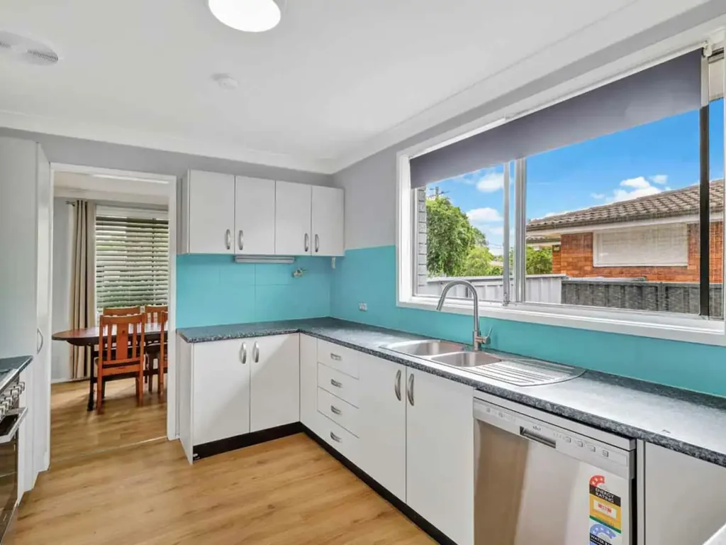 Emu Plains 5房 黄金街角地块 宽敞主屋翻新 独立附属套房 步行便利设施 M4快速入口 隐私收入双优 Dual Income Opportunity – House + Granny Flat