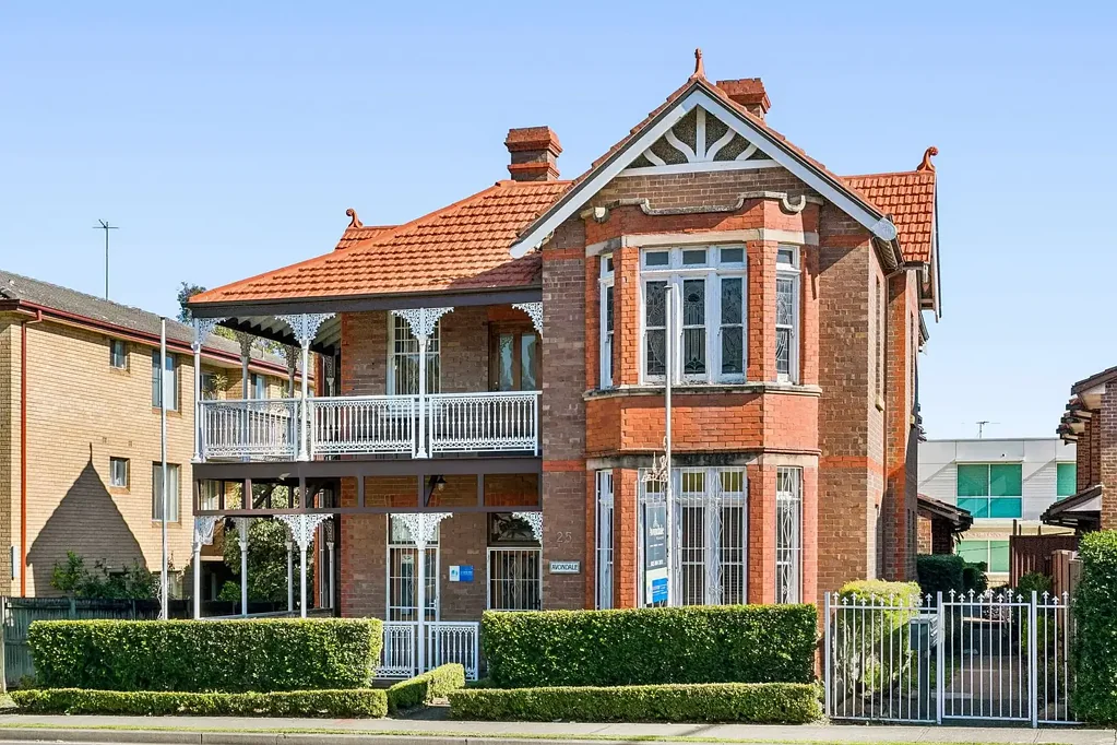 Parramatta 2房 Parramatta充满活力的中央商务区旁，舒适便捷的联排别墅 A Seamless Townhouse Moments from Parramatta's Vibrant CBD