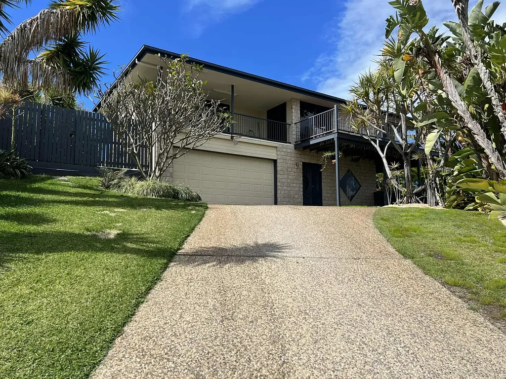 Tannum Sands 4 Bedroom ELEVATED FAMILY LIVING WITH POOL, PANORAMIC MOUNTAIN VIEWS