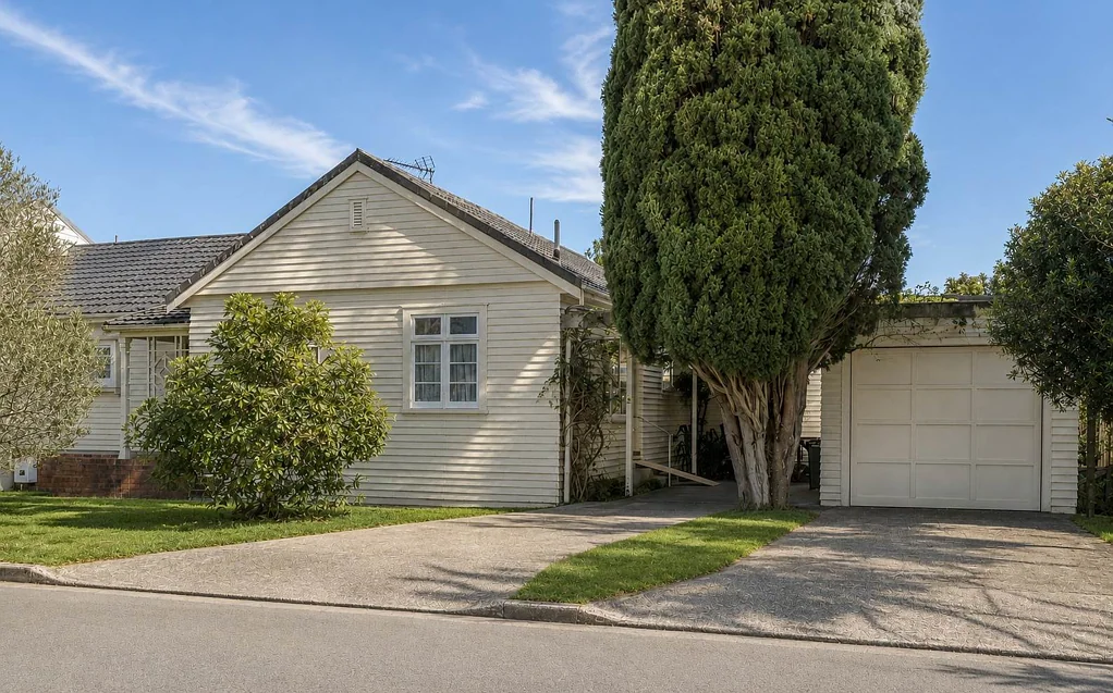 Hauraki 3房 遗产房必售！1930年代海滨住宅，海滩几步之遥，价值重塑机会！ Deceased Estate Sale At Takapuna Beach