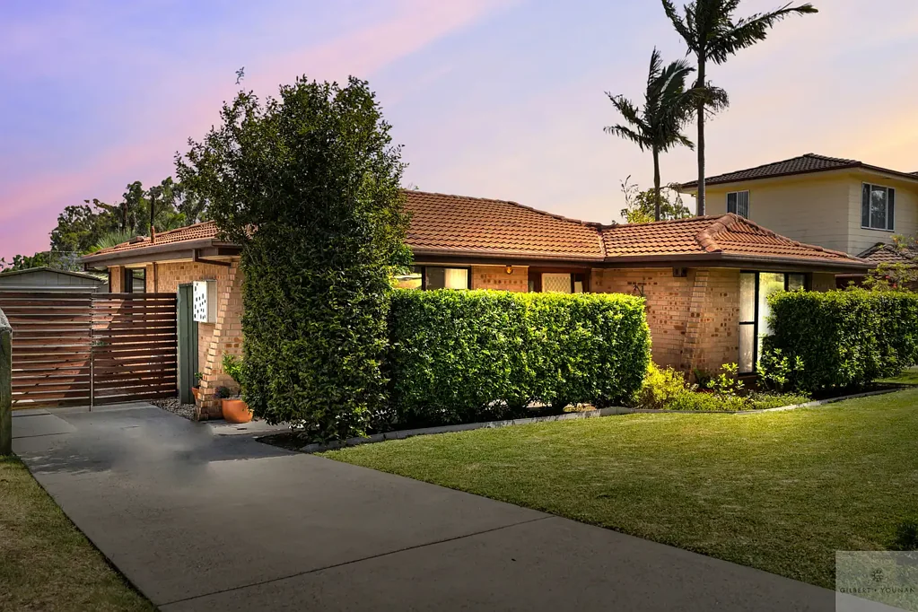 Ingleburn 3침실 Charming Family Home with Beautiful Landscaped Grounds and Inviting Living Spaces