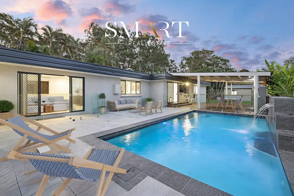 Southport 4ਬੈੱਡਰੂਮ Entertainer’s Dream: Sparkling Pool, Expansive Deck & Separate Home Studio, Space for All!