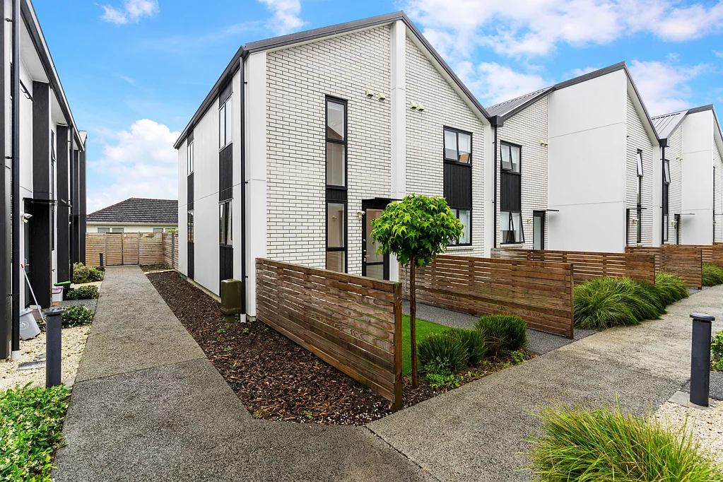 Modern 2022 built 2 bed, 2 bath with carpark