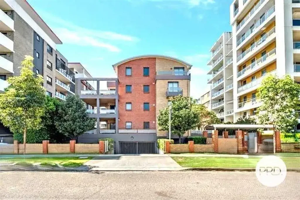Fully Refurbished Large 2-Bedroom Unit in Liverpool