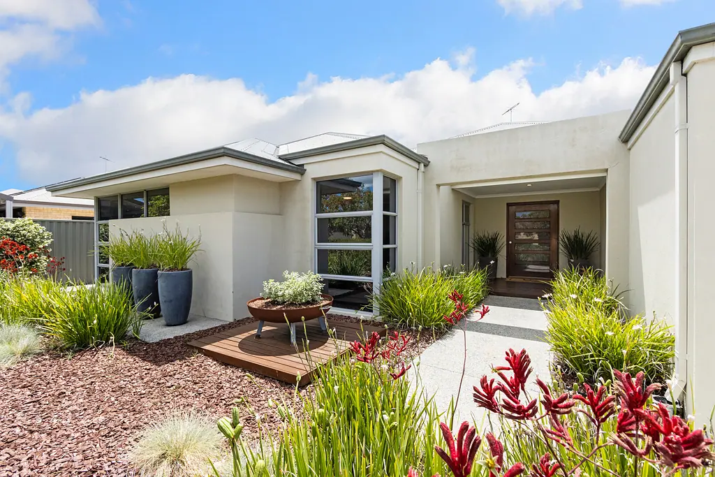 4 Lowell Terrace, Piara Waters, WA 6112