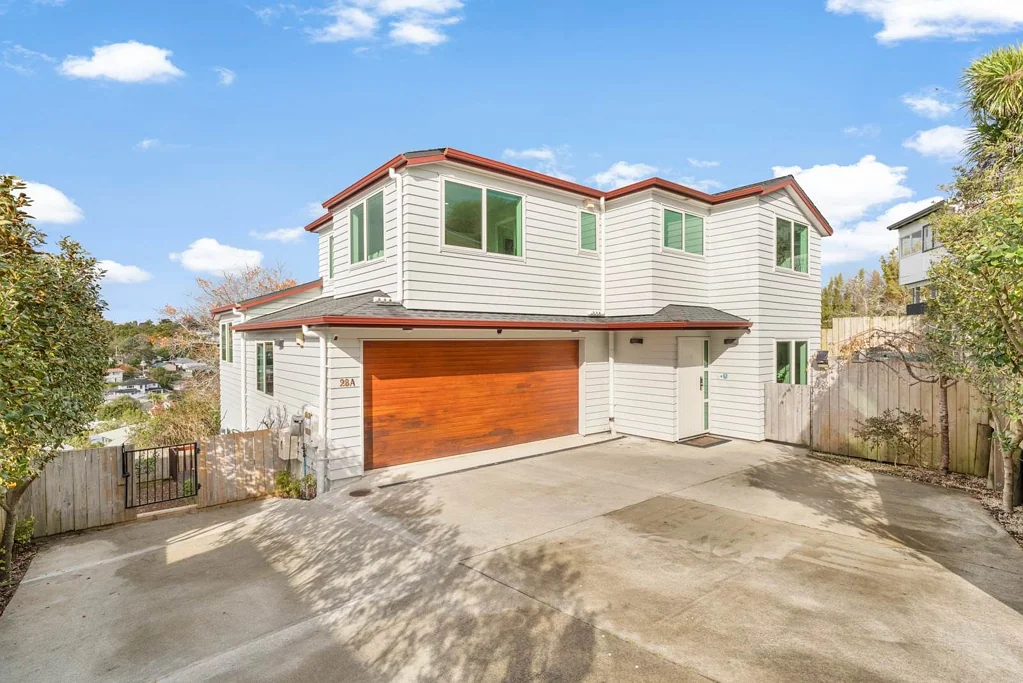 Glenfield 5房 建成仅8年！双套房＋双厨房，坐拥Rangitoto岛美景，从容生活新典范！ Spacious Living, Dual Kitchen & Rangi Views