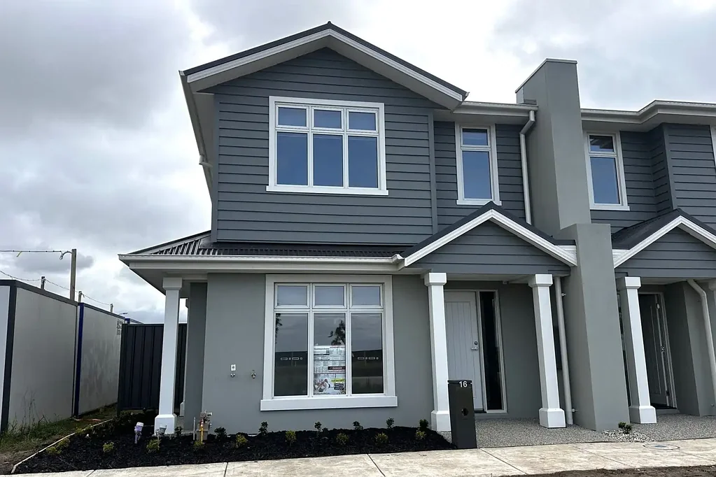 NEAR NEW 3 BEDROOM 2 BATHROOM TOWNHOUSE!