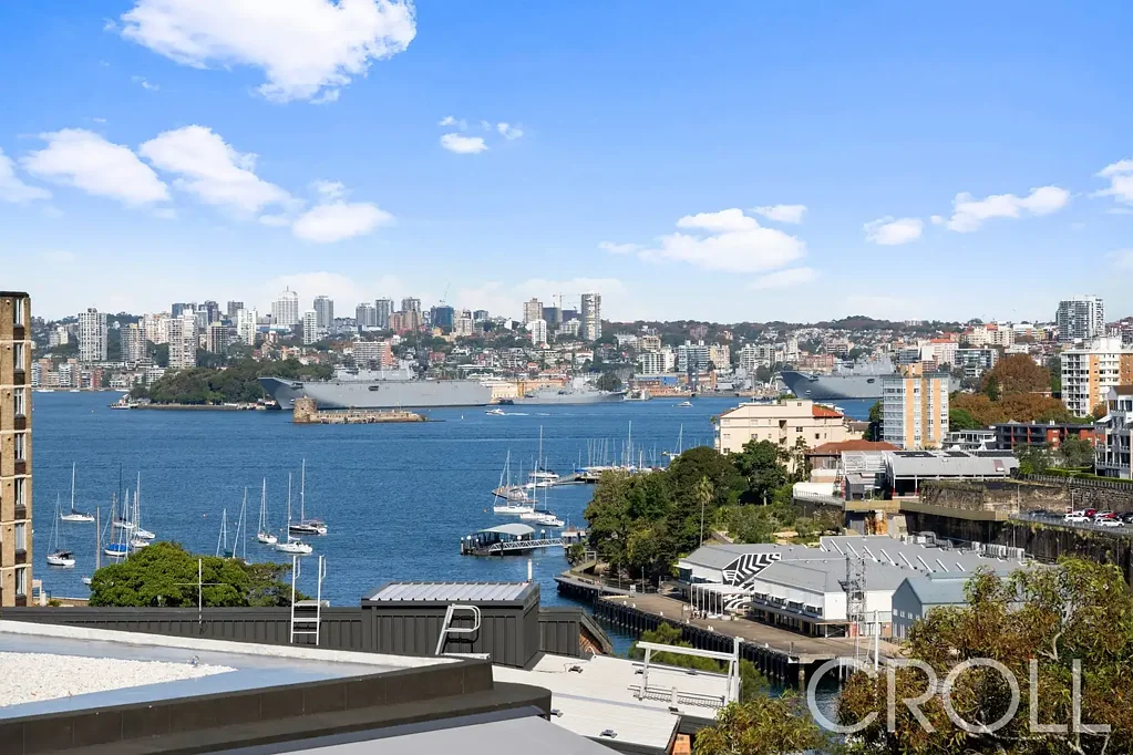 Neutral Bay 2房 Neutral Bay宁静巷内 优质上层公寓 海港城市视野 开放式生活区 现代厨房明卧 LUG产权停车 Updated Apartment With Panoramic Harbour & City Views