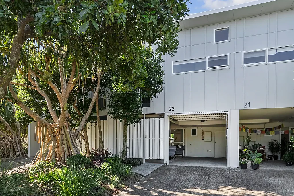 Casuarina 3 Bedroom Spacious, Renovated Coastal Retreat Just Steps from the Beach