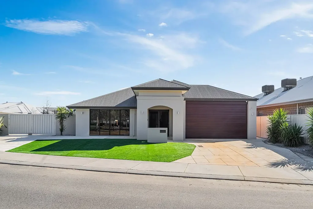 Ellenbrook 4房  CUSTOM DESIGNED HOME FOR WHEELCHAIR ACCESSIBILITY ON A GENEROUS 819SQM CORNER BLOCK