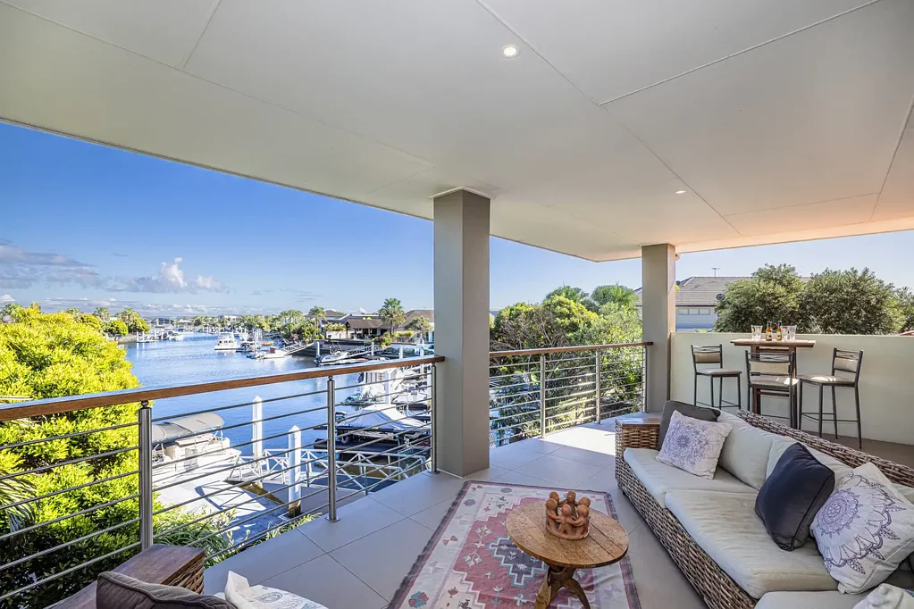 Banksia Beach 3房 令人叹为观止的建筑设计   宽敞起居区享水岸景色   完美过渡正式与休闲   3间套间卧室+书房   私人游泳池+水边休闲区   高端装饰+顶级设施 " READY TO MOVE "