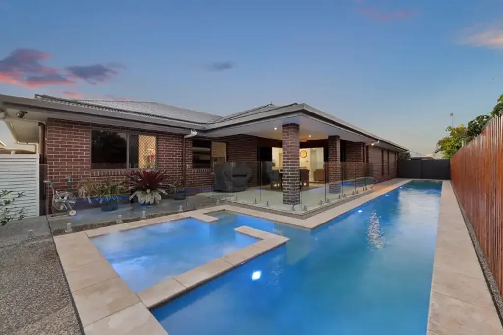 Ooralea 4 Slaapkamer Executive Ooralea Lifestyle Home with Rare 20m Lap Pool, Spa & Powered Shed