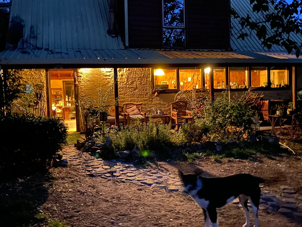Ballan 3部屋 Beautiful 2 story  mudbrick home in ballan Victoria $590.000 /$610.000 on one quarter acre open to offers 🙂 must love gardening   Bedrooms upstairs