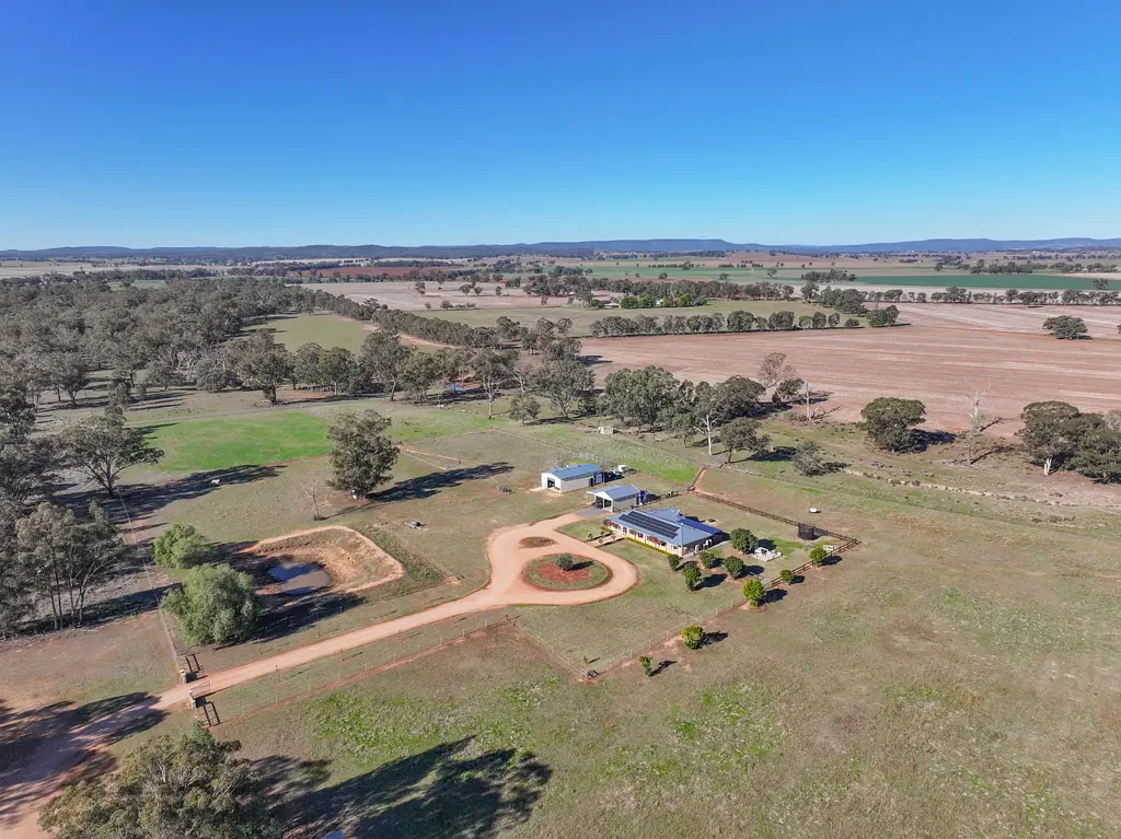 Parkes 4 Slaapkamer Acreage Living at Its Finest