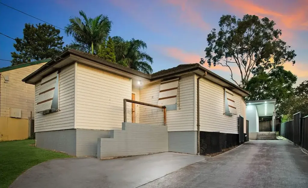 2 Minutes Walk to Seven Hills West Public School and Public Transport.!!!