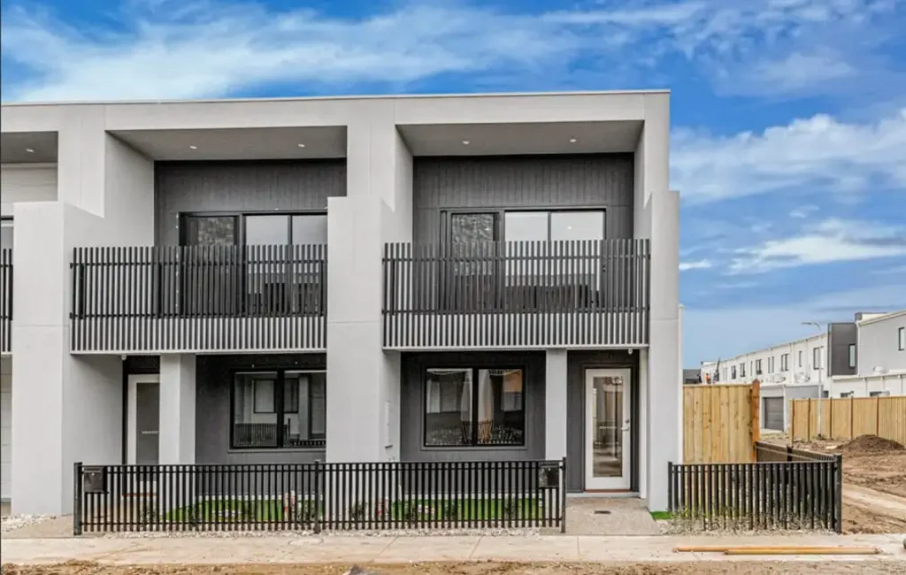 COSY & YOUNG & MODERN 2 BEDROOMS TOWNHOUSE!