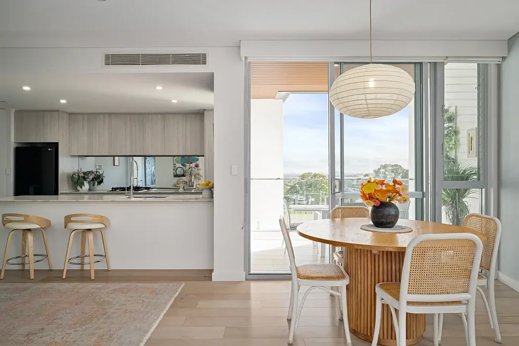 Caringbah 3房 顶层视野180度 石材厨房Bosch电器 两个阳台海湾城市景 步行Caringbah商圈 Prestige Penthouse Apartment with Sweeping Views