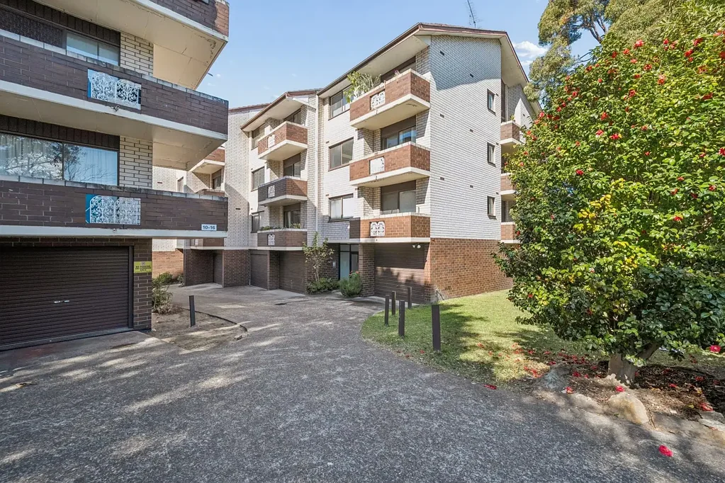 Rockdale 2房 宽敞公寓，带三个阳台，位于便利的 Rockdale Spacious Apartment with Three Balconies in a Convenient Rockdale Location