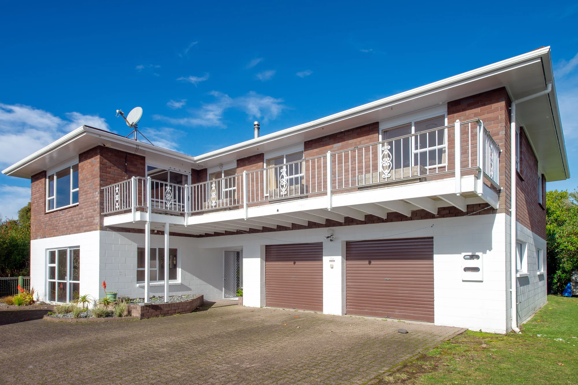 Lynmore 5房 Spacious family home with income potential