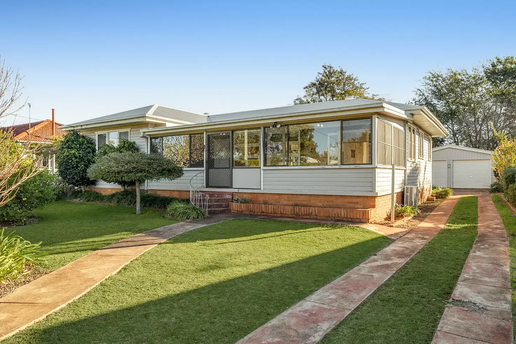 Harristown 3غرفة نوم Spacious Allotment - Character Home - Vacant Possession on Settlement