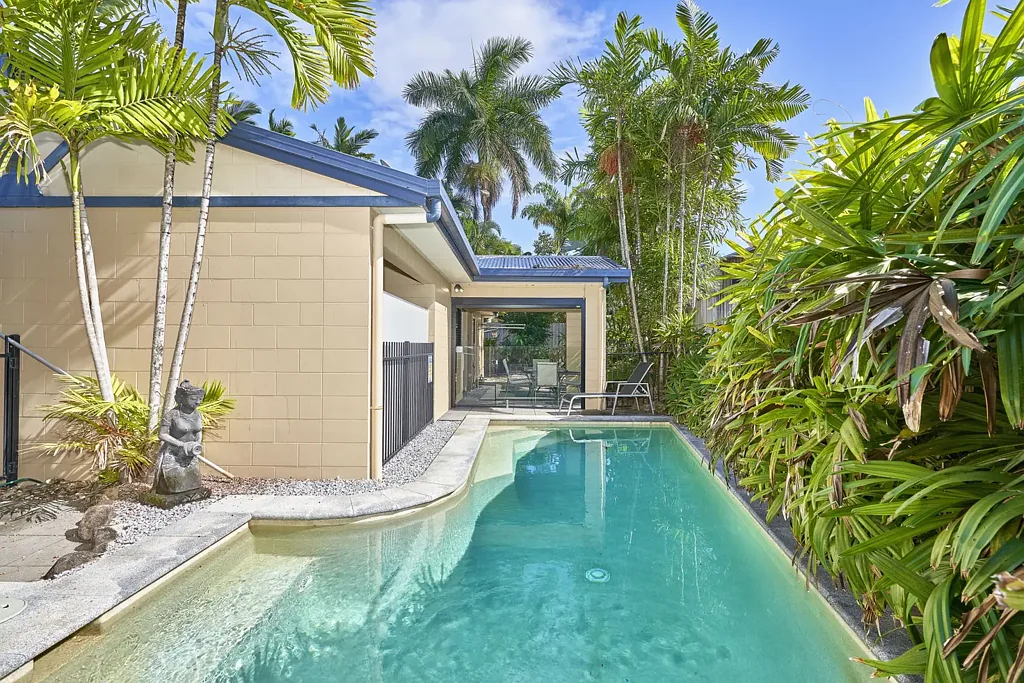 FURNISHED HALF DUPLEX WITH A SHARED POOL ONLY A SHORT STROLL TO THE BEACH!