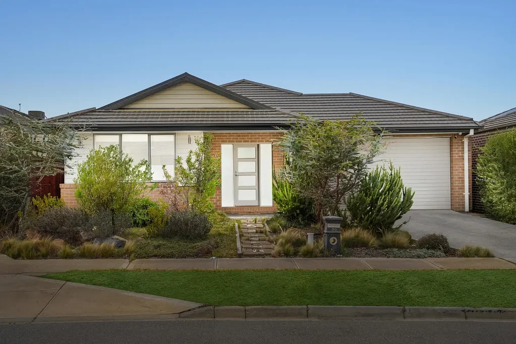 Manor Lakes 4 Bedroom Stylish Family Living in the Heart of Manor Lakes!