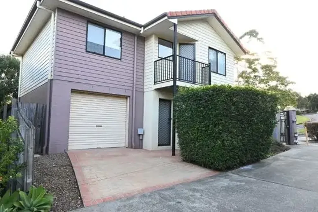 3 Bedrooms Stand Alone Townhouse in Gates Complex