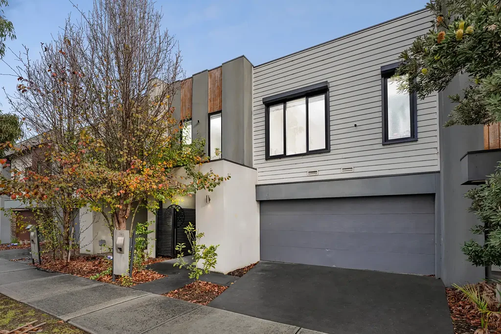 Clyde North 4 Bedroom Modern Family Living in a Tranquil Setting