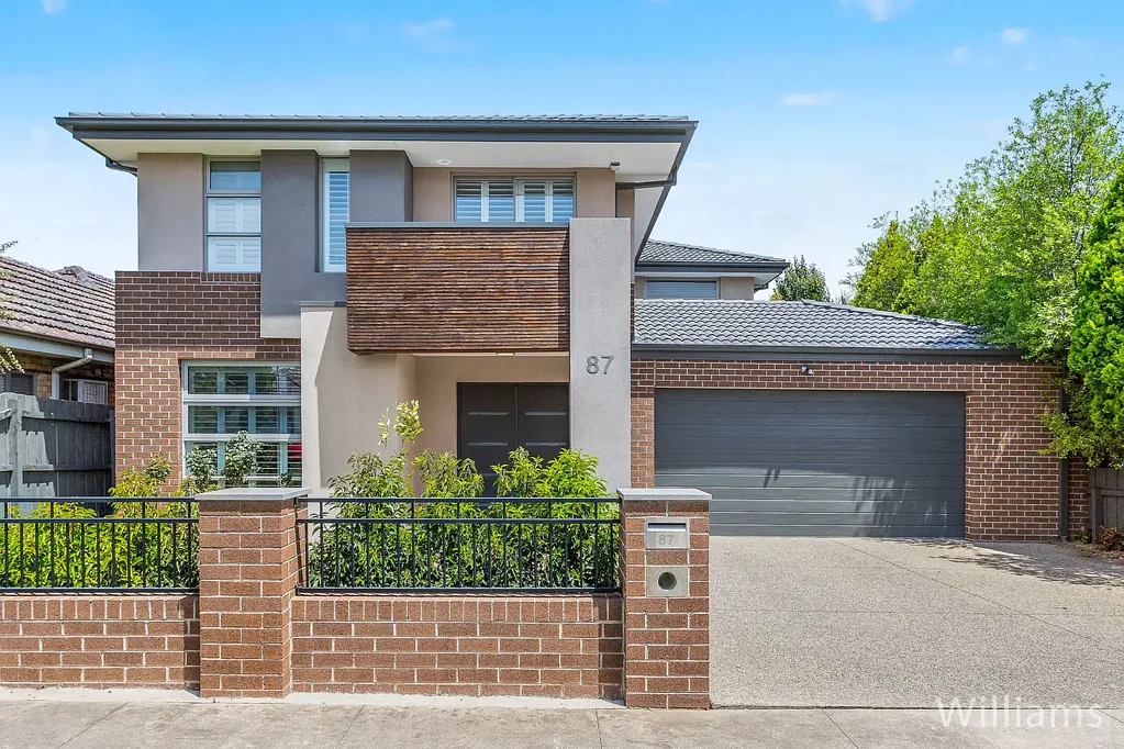 THE ULTIMATE IN LUXURIOUS MODERN FAMILY LIVING