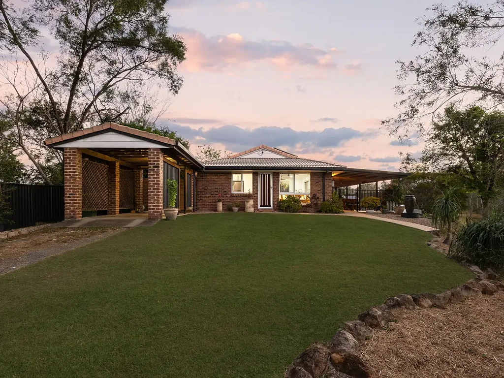 Barellan Point 2침실 Some Homes Come with Solar. This One Comes with a Bus