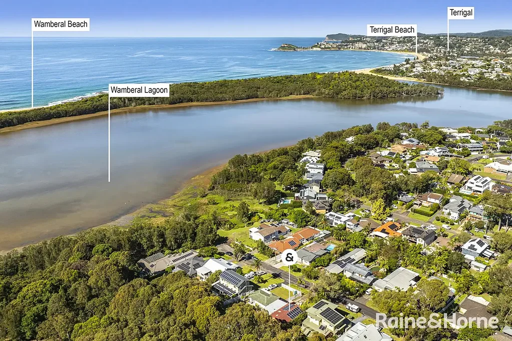Wamberal 3房  Elevated Split-Level Home with Lagoon Views - Renovator's Delight