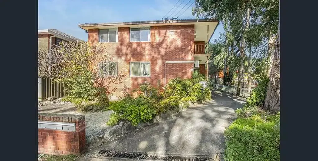 Top-Floor Unit in a Convenient Location!