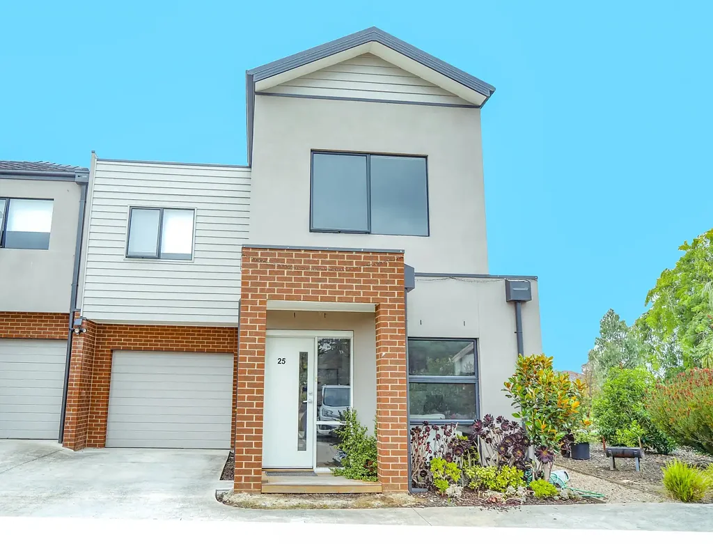 Narre Warren 3 Bedroom Contemporary & Generous Townhouse in a Convenient Narre Warren Setting