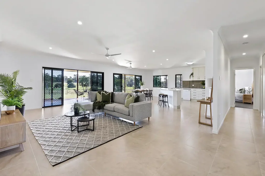 Alligator Creek 4 Slaapkamer Custom-Built 427m² Home on 1 Acre | Rural Views | Dual Master Suites | Expansive Entertaining Deck