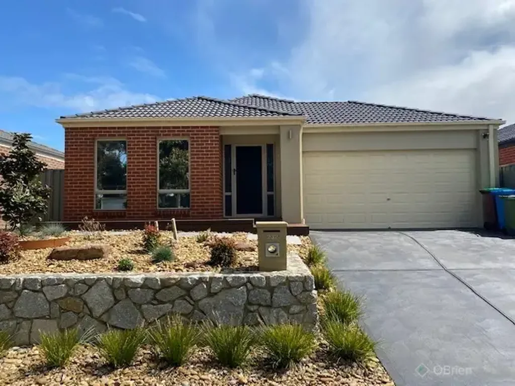 Family home in prestigious Hunt Club Estate - minutes to Casey Fields