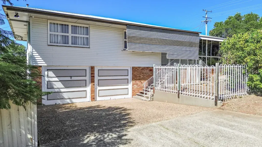 Warwick 4 Bedroom FULLY RENOVATED INSIDE – HIDDEN SURPRISE PACKAGE WITH SPACE, STYLE & COMFORT